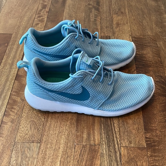 Nike Roshe Run Shoes - Picture 3 of 6